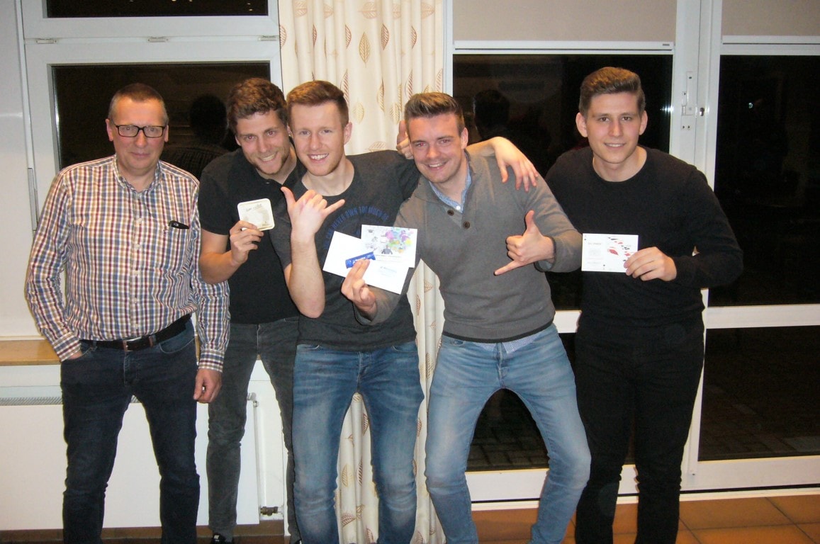Spielleiter Clemens Schröer (links) überreicht den Mannschaftspreis an die 1. Mannschaft (Lukas Schröer, Max Schüling, Simon Beckmann, Marius Topp)